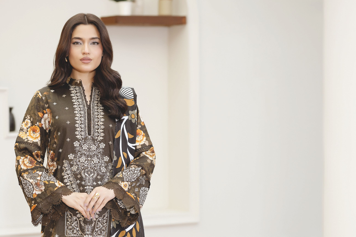 Luxury Embroidered Slub 3-Piece Suit with Printed Shawal – Sophisticated Winter Style