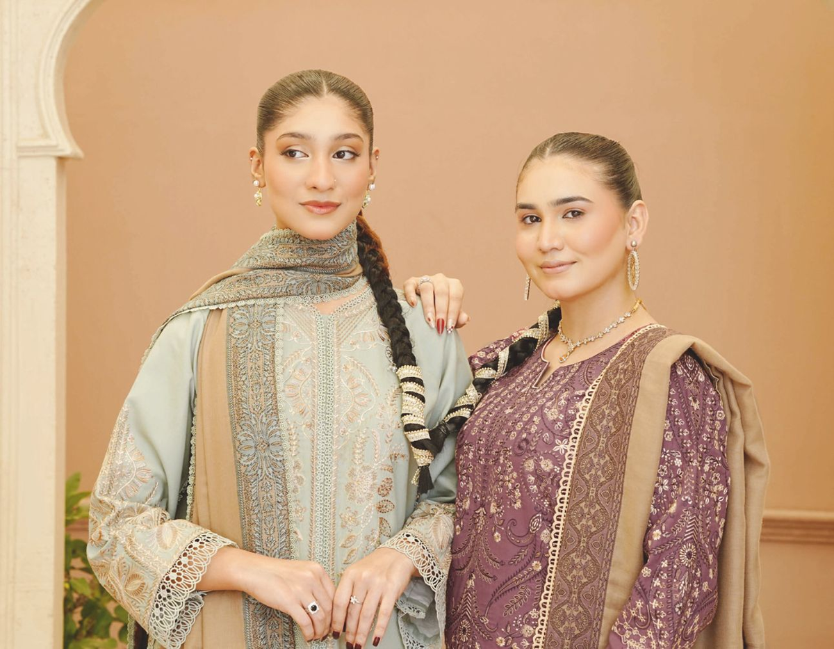 Elegant Winter Embroidered Suit with Luxury Jacquard Shawl