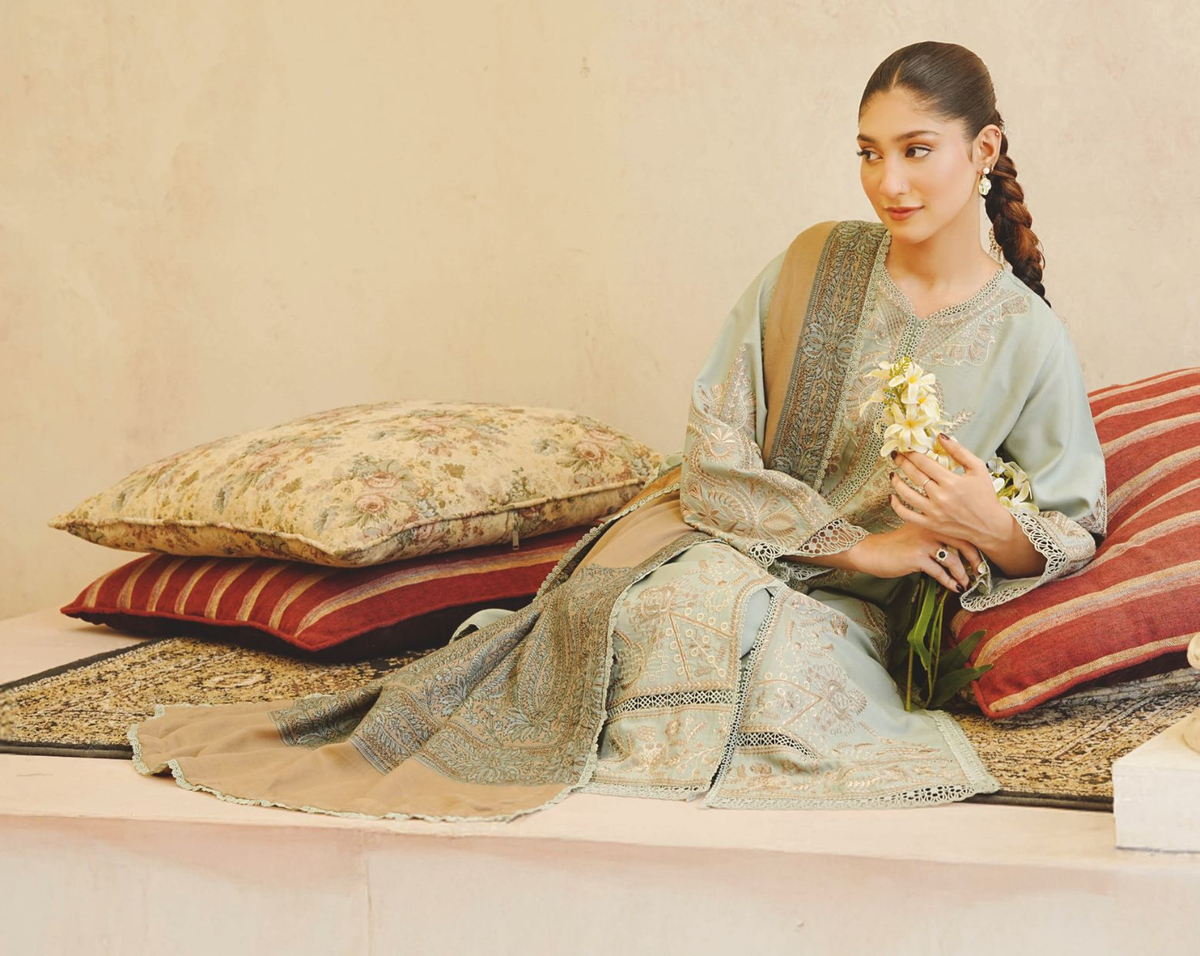 Elegant Winter Embroidered Suit with Luxury Jacquard Shawl