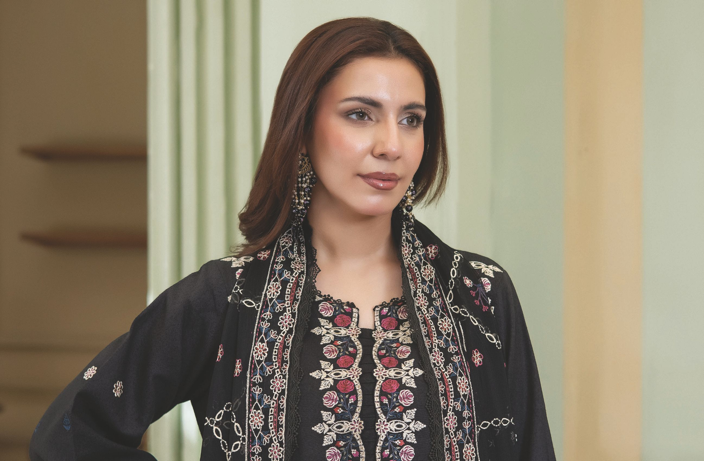 Elegant Resham Karandi Winter Suit with Embroidered Dupatta
