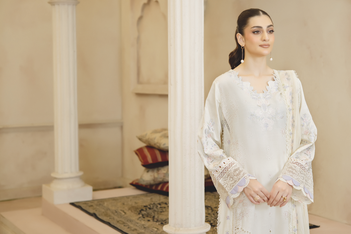 Elegant Embroidered Resham Karandi 3PC | Premium Bamber Chiffon Dupatta | Winter Collection
