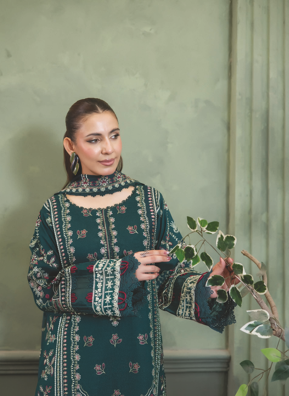 Luxury Resham Karandi Embroidered Suit with Chiffon Dupatta