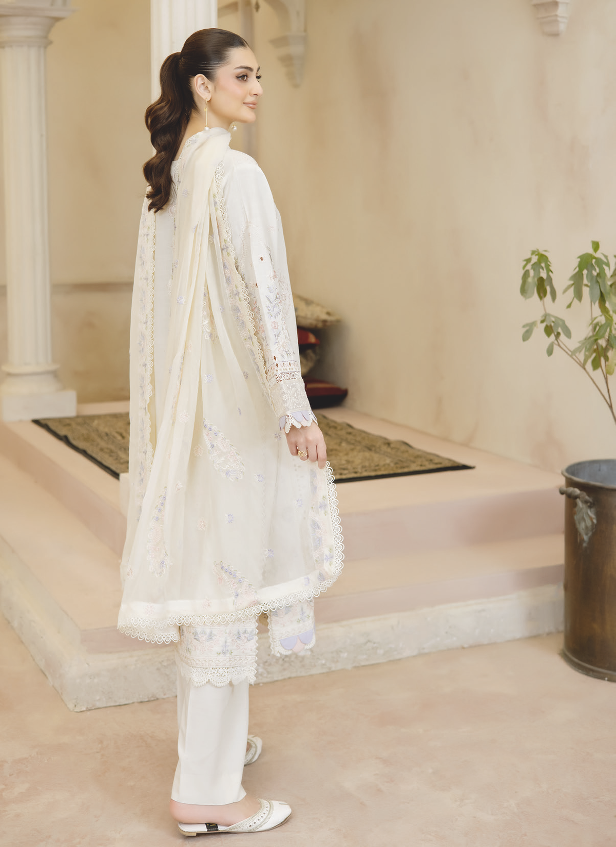 Elegant Embroidered Resham Karandi 3PC | Premium Bamber Chiffon Dupatta | Winter Collection