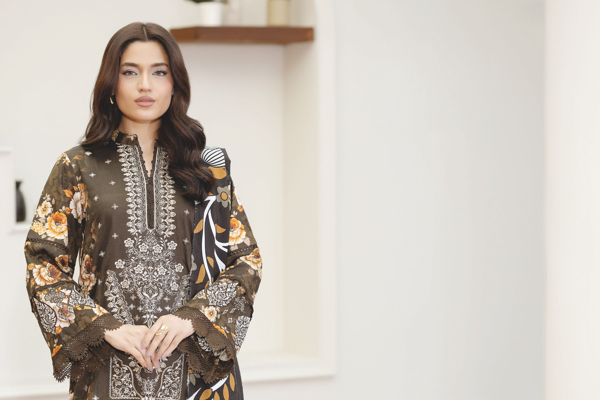 Luxury Embroidered Slub 3-Piece Suit with Printed Shawal – Sophisticated Winter Style