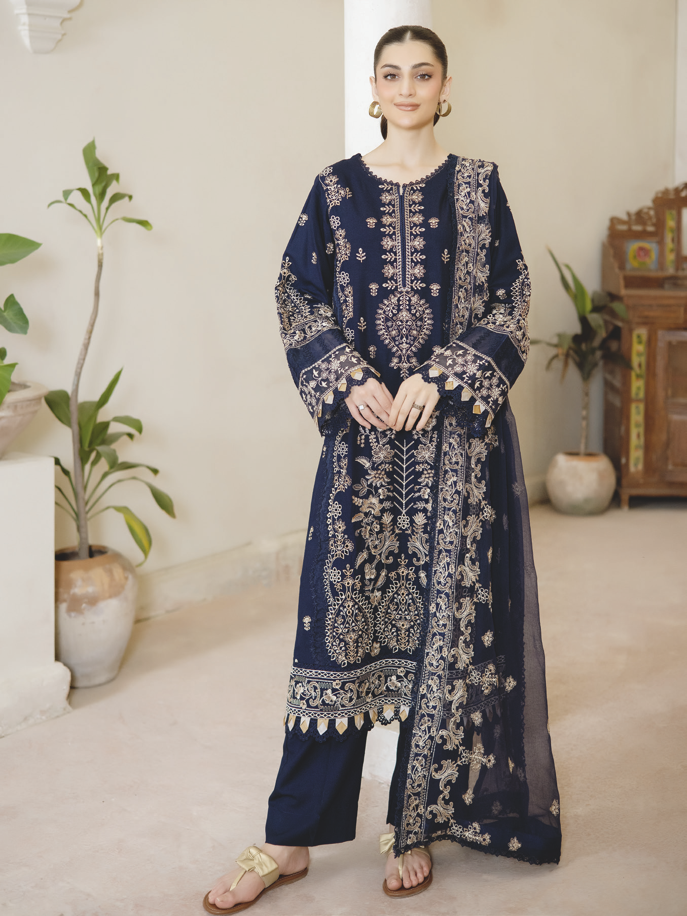 Premium Winter Karandi Suit | Embroidered Resham Karandi with Embroidered Bamber Chiffon Dupatta